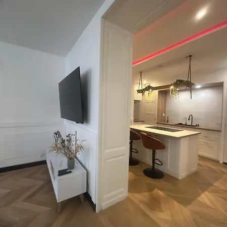 Haussmannien A La Cathedrale De דירה באיון