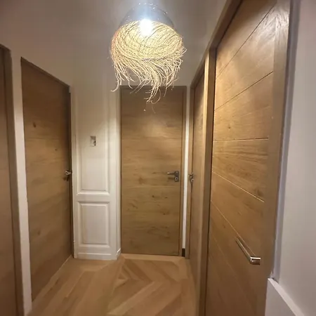 Haussmannien A La Cathedrale De * באיון