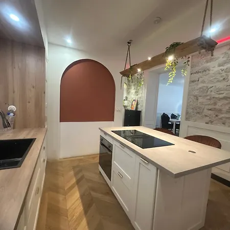 Haussmannien A La Cathedrale De דירה באיון