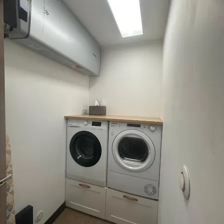 Haussmannien A La Cathedrale De * באיון