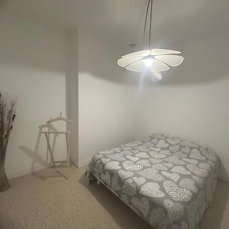 Haussmannien A La Cathedrale De * באיון