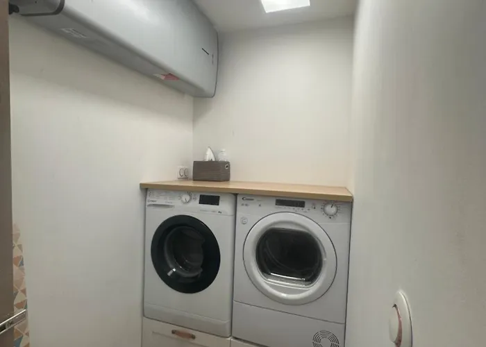 Haussmannien A La Cathedrale De * Bayonne